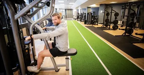 JUSTGYM Sölvesborg håller Öppet varje dag Året runt(inklusive helgdagar)Från kl 05.00 till 24.00Hur blir man medlem?KURS Styrketräning och konditionsträningÄr du helt ny för styrketräning? Få med dig denna kursen som omfattar både grunderna för styrka och konditionsträning.Dag 1:​Styrketräning och konditionsträning:​Är du nyfiken på träning? Vill du förstå i teorin varför du ska träna som du gör? Hur du ska nå dina träningsmål? Vad du i praktiken ska träna och äta? - Då är detta kursen för digHur fungerar kroppen?Hur tränar jag muskelgrupperna?&nbsp;Hur bränner jag fett?Hur bygger jag muskler?Hur blir jag starkare?Hur fungerar maskinerna?Hur fungerar fria vikter?Hur fungerar konditionsmaskinerna?Vad ska jag äta?Vad ska jag träna?Vad ska jag tänka?Vad ska jag göra för att återhämta mig?​JUSTGYM SölvesborgLördagSöndag790 kr pr platsDag 2 &nbsp;Bemästra baslyften:​Vill du lära dig mer om Knäböj, marklyft och bänkpress? Hur du ska bli bättre på dem? Vad du konkret ska göra föra att träna på dem ut efter din förutsättningar? Då är detta kursen för dig .​KnäböjRörlighet till knäböjProgressionsstege Splittknäböj med hantlar - Splittknäböj med stång - Goblett Knäböj - Knäböj Fram - Knäböj BakSpecifik Uppvärmning&nbsp;Hur blir jag starkare i knäböj? &nbsp;MarklyftTeknik till marklyft&nbsp;Progressionsstege RDL Rak - RDL Böj - Upphöjda Marklyft -&nbsp;Specifik Uppvärmning&nbsp;Hur blir jag starkare i marklyft?&nbsp;BänkpressTeknik till BänkpressProgressionsstege Pushup - Kabelpress - Hantelpress - Bänkpress&nbsp;Specifik Uppvärmning&nbsp;Hur blir jag starkare i bänkpress?Träffa din lärareSebastian HedmanMitt namn är Sebastian Hedman och jag har jobbat med träning på heltid sedan 19års ålderTränarkarriären inleddes på en stor gymkedja i Norge.Där har jag utbildat tränare över hela landet med ansvar för den högsta licensiering i systemet, samt gjort över 10 000 PT-timmar.Mitt klientel igenom åren består av allt från glada motionerande amatörer till professionella idrottare och olympiska deltagare.&nbsp;Utöver att utbilda andra tränare så har jag även flera års erfarenhet som föreläsare på företag inom både fysisk och mental träning.&nbsp;Personlig träning online hemma, eller på gymmet!Vad är en personlig tränare?En personlig tränare (PT) kan ge dig känsla av att bemästra träning som är svår att uppnå på egen hand!Även om du har tränat i många år på egen hand, så kommer en PT kunna ge dig mer varierade och meningsfulla träningar.Bättre hälsaViktreduktion&nbsp;Att bli starkareBättre kondition&nbsp;Strama uppFörebygga skadorTräningsprogram&nbsp;Kontrollera din fysiska statusPris från&nbsp;kr 850X-FORCE – UNIK TRÄNINGSMETODDen nya världsunika och patenterade svenska uppfinningen X-Force är en träningsmaskin som ökar den negativa belastningen med 40 %.Detta gör att du som användare kan träna betydligt kortare tid och få större effekt med garanterat bättre resultat, endast 6 – 12 repetitioner per maskin var 7 – 14 dagar.Varför negativ träning?Negativ träning har många fördelar.Musklerna kan arbeta med betydligt högre belastning excentriskt än koncentrisk och en tyngre last innebär också effektivare träning med snabbare resultat.För att förbättra muskelstyrkan överbelastar du muskeln och om den excentriska lasten är större tröttar du ut muskeln snabbare.Excentrisk träning kräver mindre syre än koncentrisk vilket påfrestar hjärtat mindre men ökar blodtrycket.Här är de 15st mest sökta gymmen på GymKarta i Juli 2023Nordic Wellness Lindholmen på Lindholmsallén 20 i GöteborgSATS Gamlestaden på Gamlestadstorget 7 i GöteborgSTC Sävedalen - Göteborgsvägen 104 - GymKarta.seSTC munkebäck på Munkebäcks Allé 26 i GöteborgNordic Wellness Göteborg Kviberg Arena - GymKarta.seNordic Wellness Kungälv Kongahälla - GymKarta.seActic Lerum - Vattenpalatset på Häradsvägen 3 i Lerum&nbsp;Maximus Gym Brunnsbo på Folkvisegatan 15 i GöteborgSATS Hovås på Björklundabacken 2 i Hovås - GymKarta.seNordic Wellness Backaplan på Gustaf Dalénsgatan 13Fitness24Seven på Lergöksgatan 6 i Västra FrölundaSATS Askim (Sisjön stora) på Ekonomivägen 6 i AskimSTC på Ekenleden 10 i Kållered - GymKarta.seNordic Wellness Marklandsgatan - GymKarta.seNordic Wellness på Vasagatan 7 i Göteborg